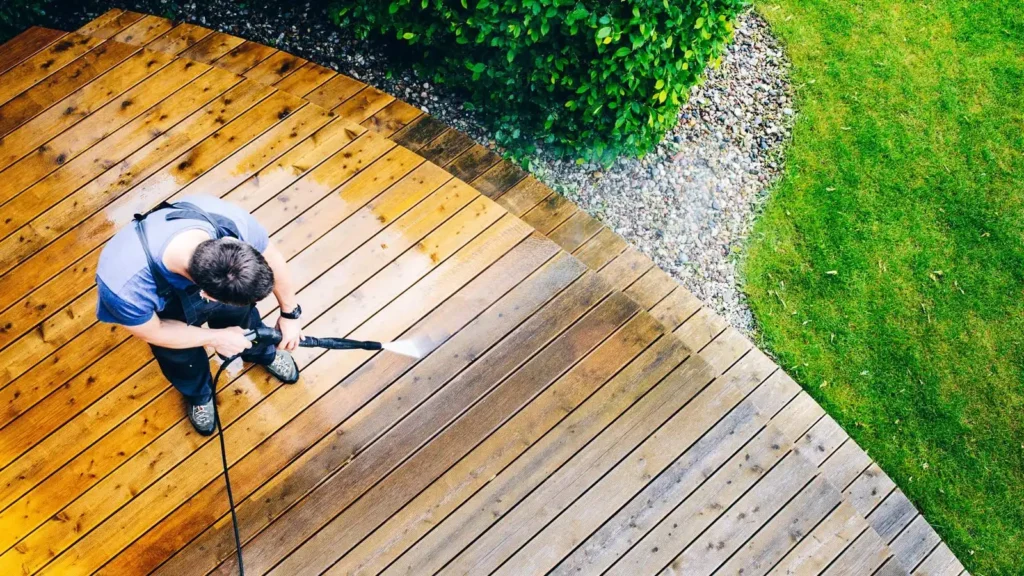 Deck Maintenance 101 – How to Keep Your Deck Looking New Year-Round